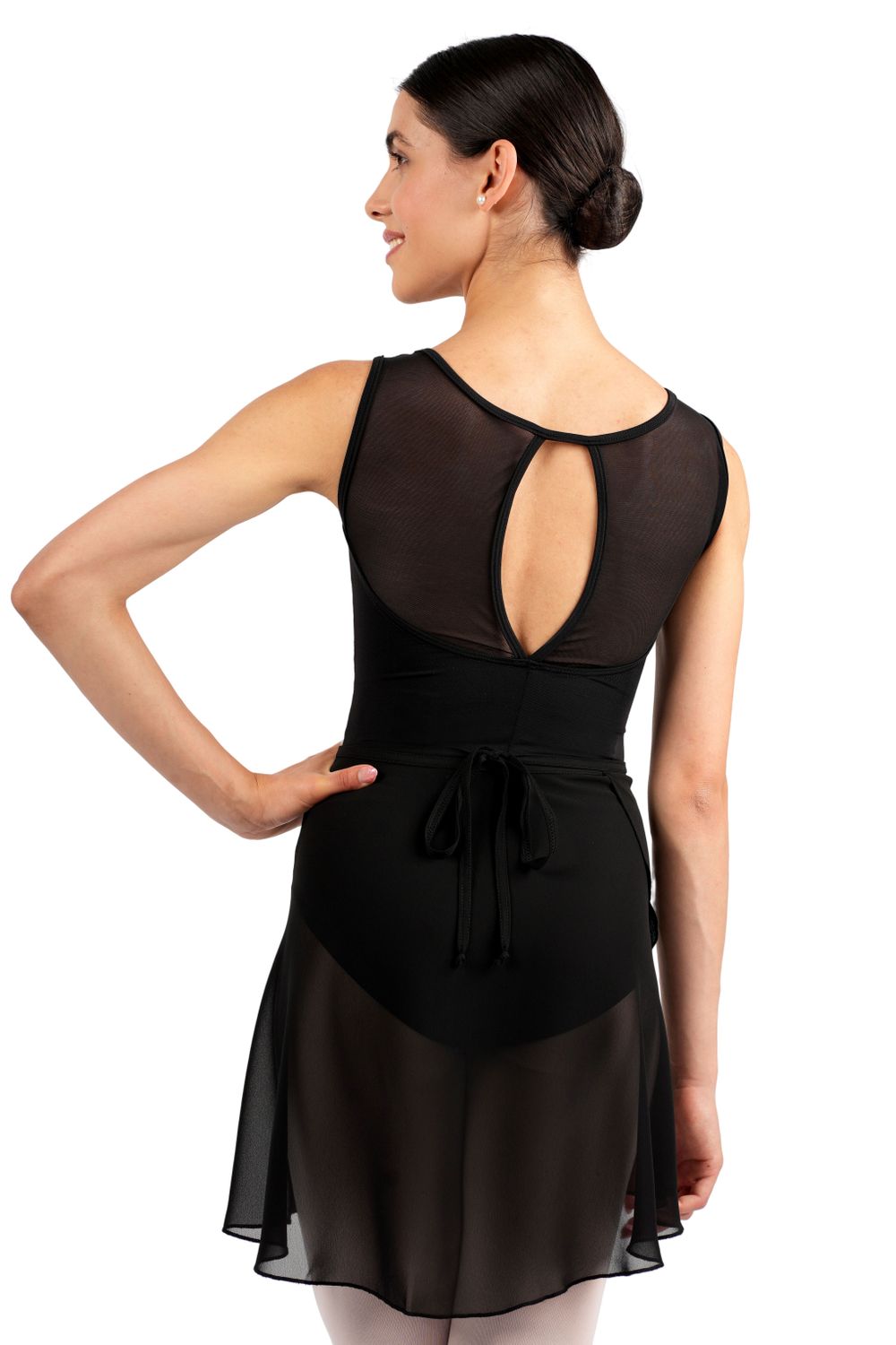 Rumpf Tänzerin in schwarzem R3050 Chiffon-Wickelrock mit Schlüsselloch im Rücken, gebundener Taille und Haarknoten.